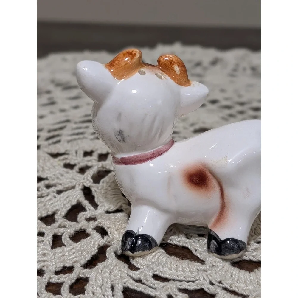 Vintage unbranded hand painted mini cow ceramic salt and pepper shakers